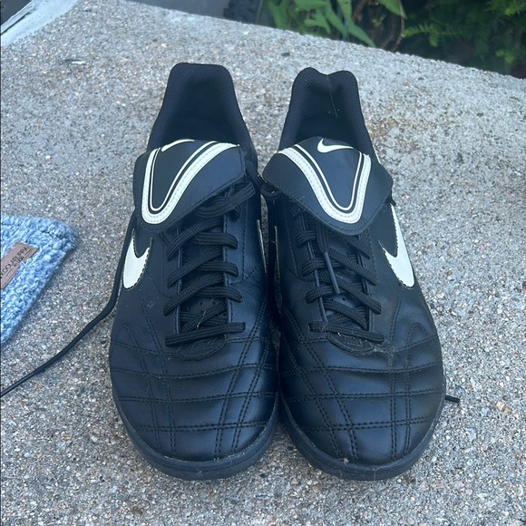 Nike Tempo Athletic Soccer Shoes - Picture 3 of 6
